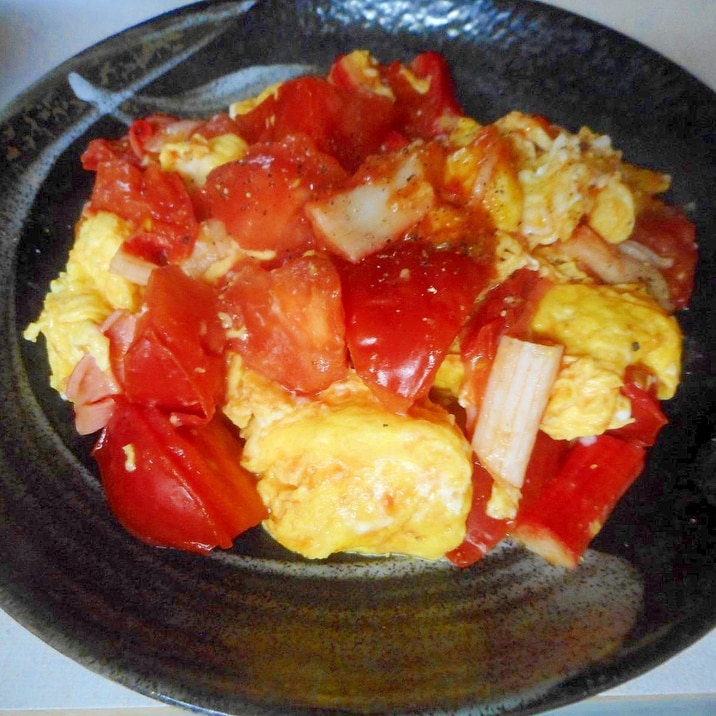 カニカマと卵とトマトの炒め物